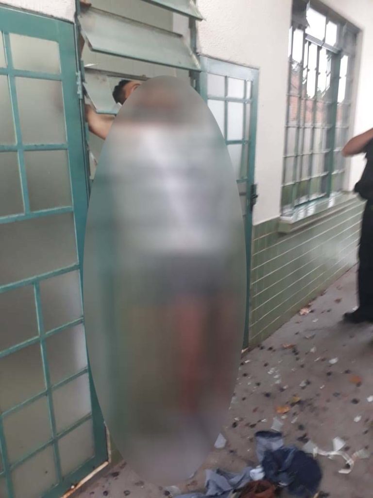 Suspeito de furto morre preso em janela de unidade de saúde de Foz do Iguaçu