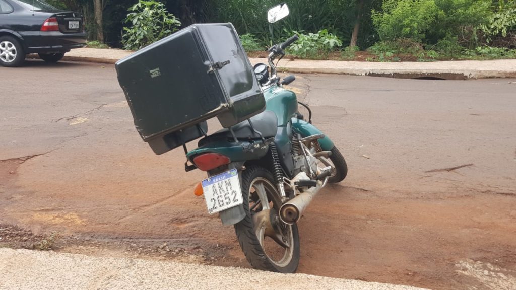 Moto é encontrada abandonada no Bairro Claudete Moto é encontrada abandonada no Bairro Claudete