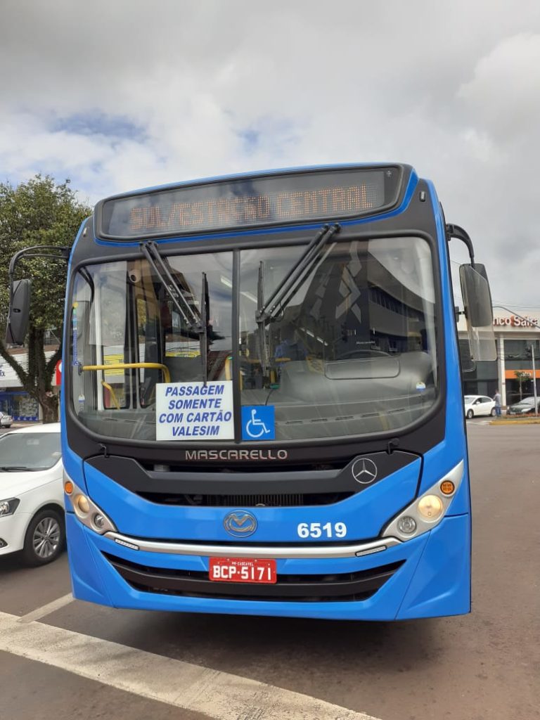 Carro e ônibus se envolvem em acidente no centro