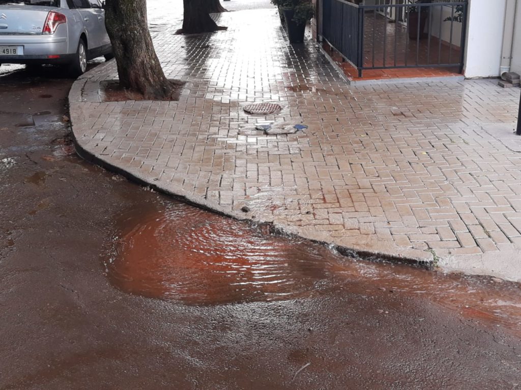 Água ‘verte’ da calçada na Rua Mato Grosso, esquina com Rua Pedro Ivo
