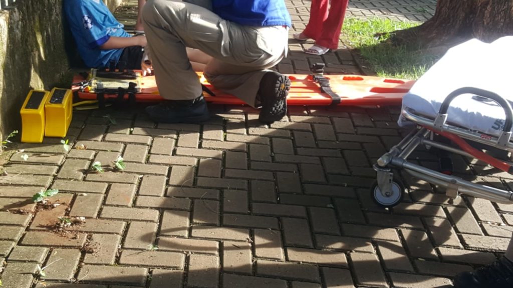Menino de 8 anos é atendido pelo Siate ao bater bicicleta contra carro
