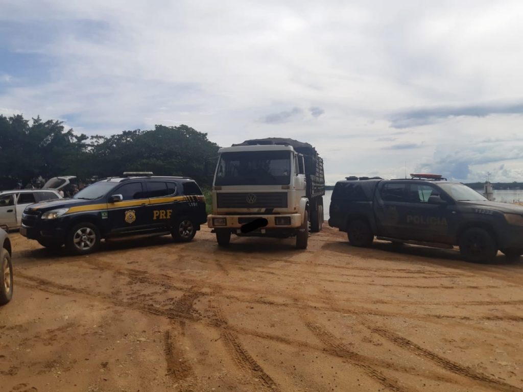 Caminhão carregado com cigarros é apreendido em ação do BPFron e da PRF em Querência do Norte