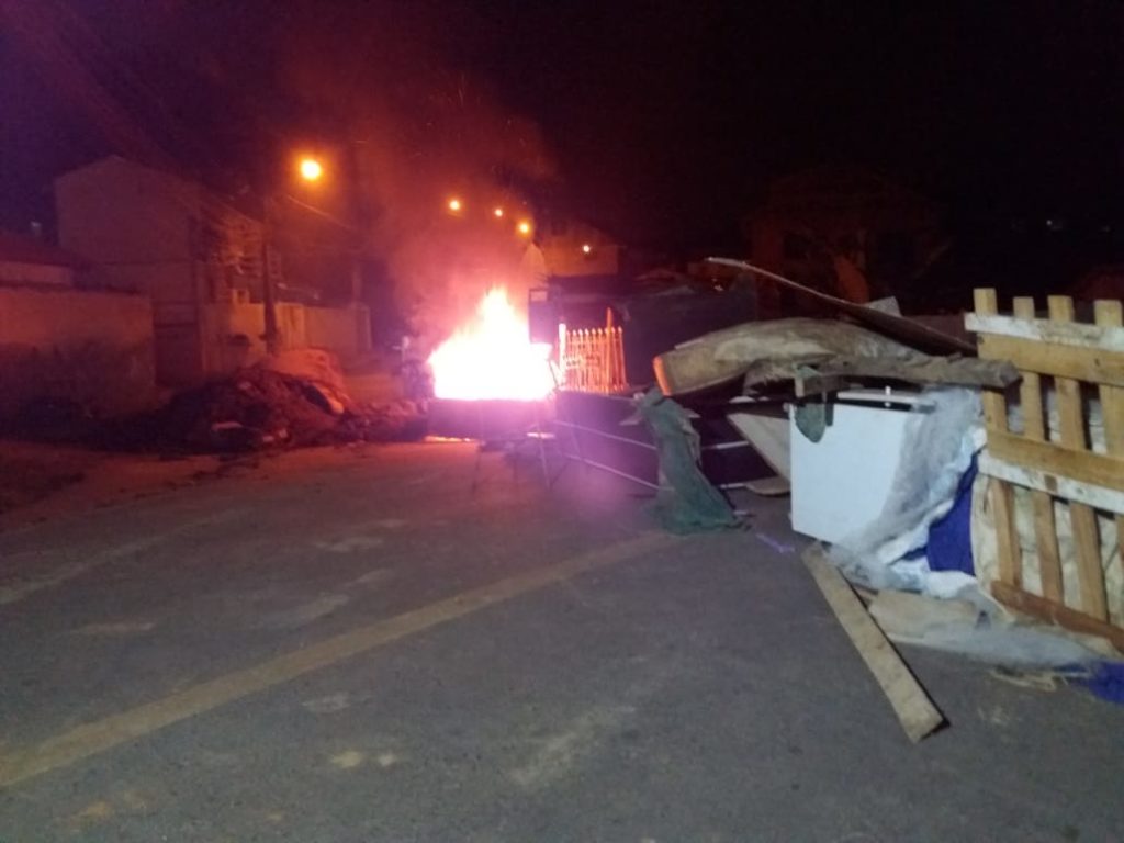Moradores fecham rua de Curitiba e protestam contra alagamentos: ‘É um grito de socorro’
