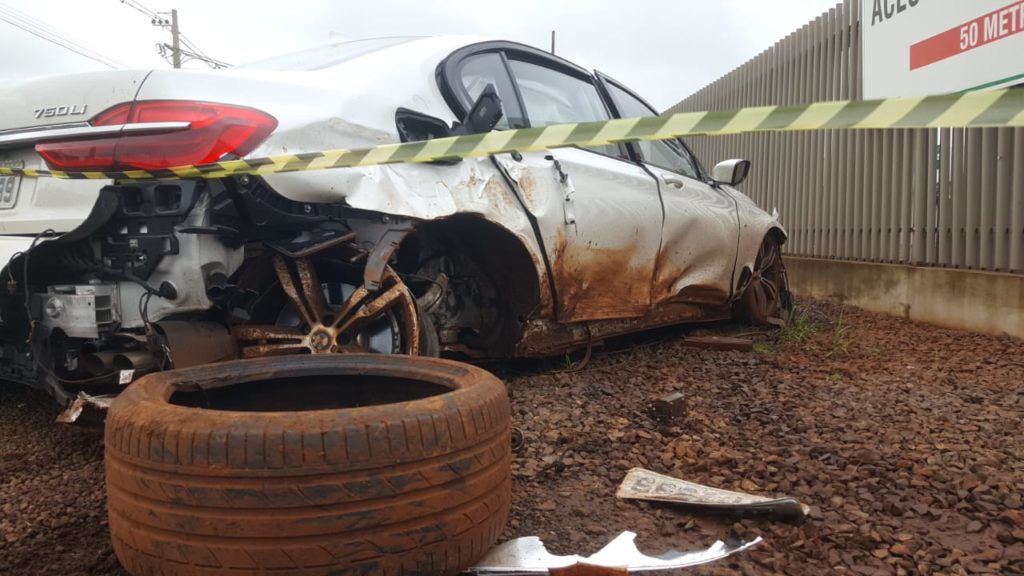 Motorista bate BMW em muro e depois causa transtorno em rodovia