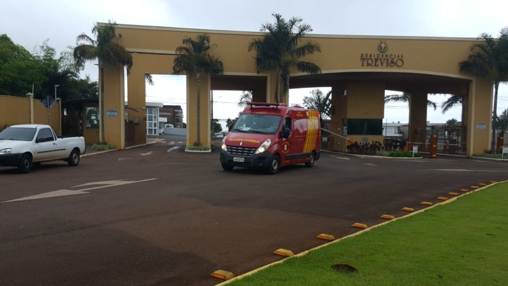 Duas pessoas caem de seis metros de altura em residencial e ficam feridas