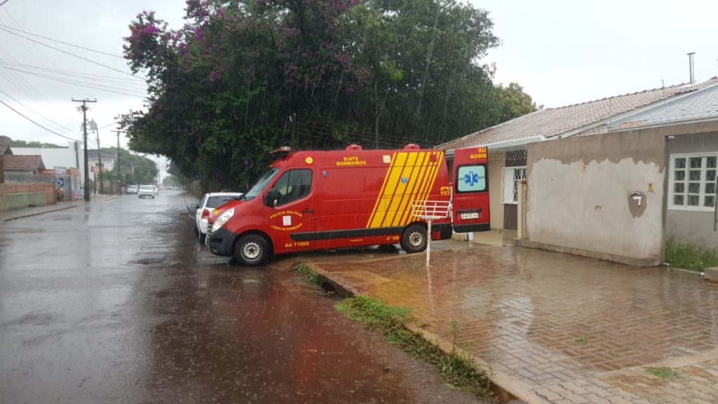 Idoso de 90 anos fica ferido ao cair de cama no Parque Verde