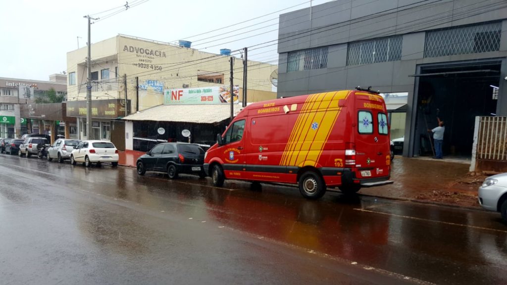 Homem tem pé atingido por motor de portão no Coqueiral