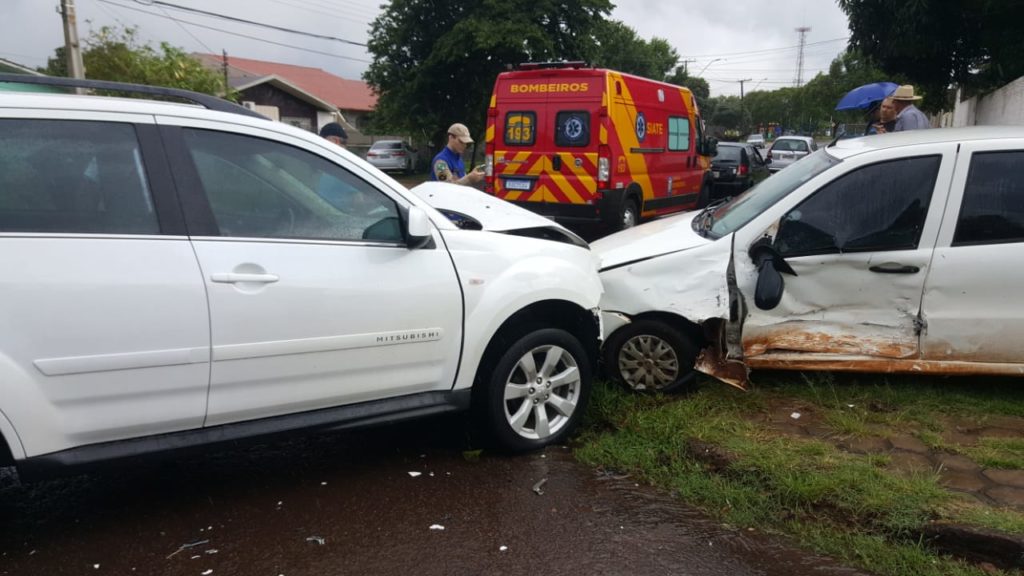 Carros se envolvem em forte batida no Bairro Maria Luíza