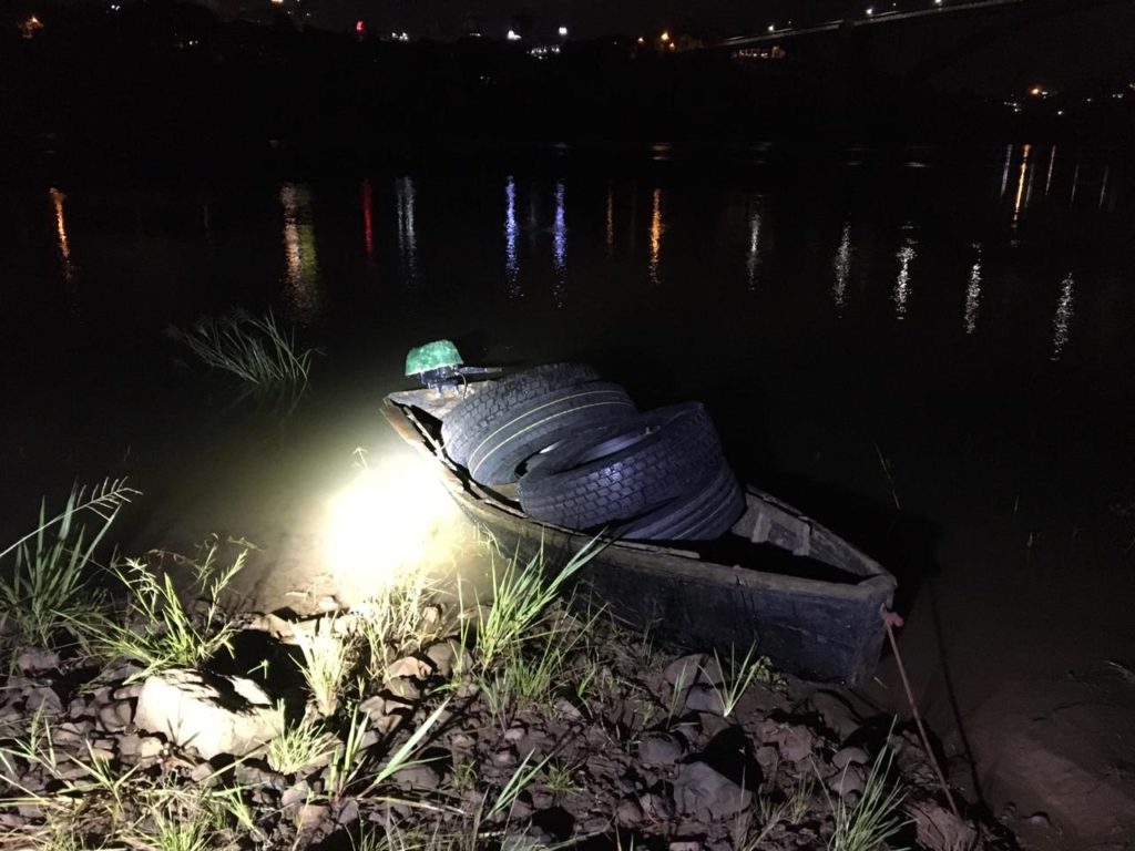 Foz do Iguaçu: Forças de segurança apreendem embarcação com pneus de caminhão