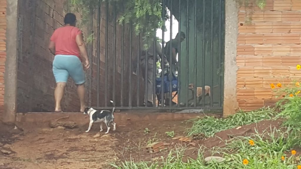 Mulher sofre suspeita de fratura e contusões ao cair em piso molhado no Bairro Coqueiral
