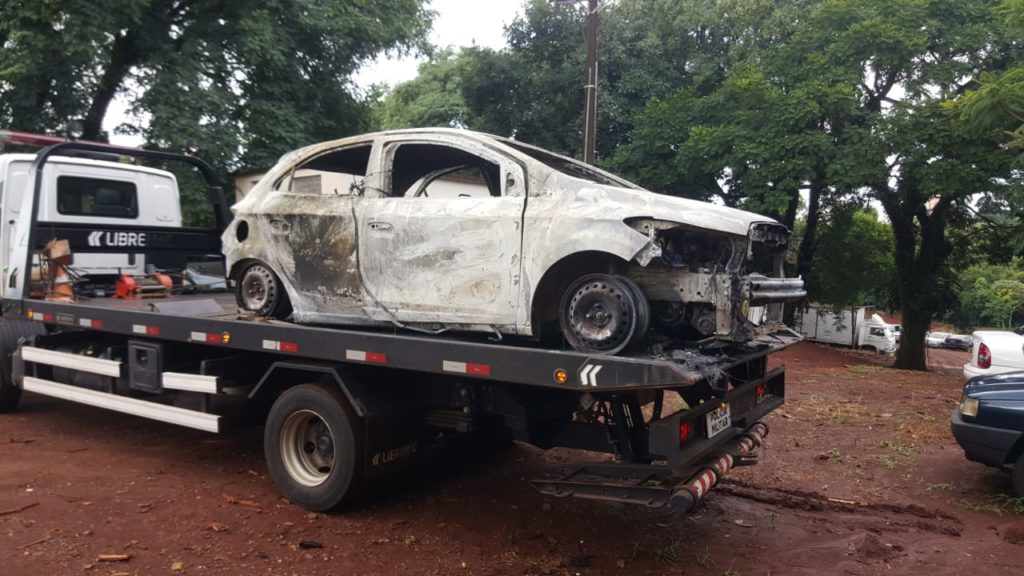 Carro incendiado é encontrado abandonado perto do Contorno Oeste, em Cascavel