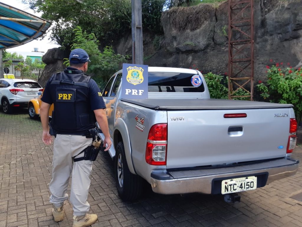PRF prende jovem e recupera caminhonete Hilux minutos após o furto em Foz do Iguaçu
