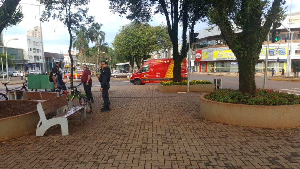 Ciclistas colidem em ciclovia na Avenida Brasil, no Centro, mobilizando equipe do Siate