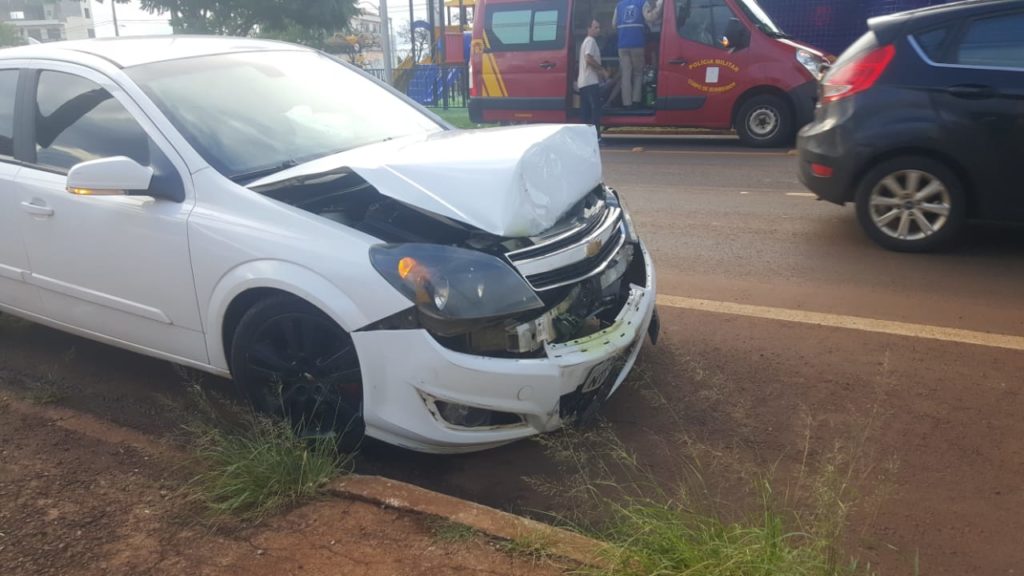 Mulher fica ferida em colisão entre carros na Av. Tancredo Neves
