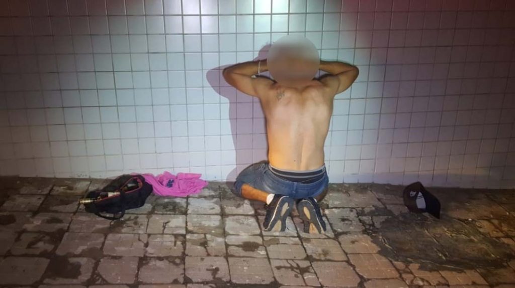 Suspeito de roubo de bolsa de mulher é detido por populares, mas acaba liberado por falta de representação