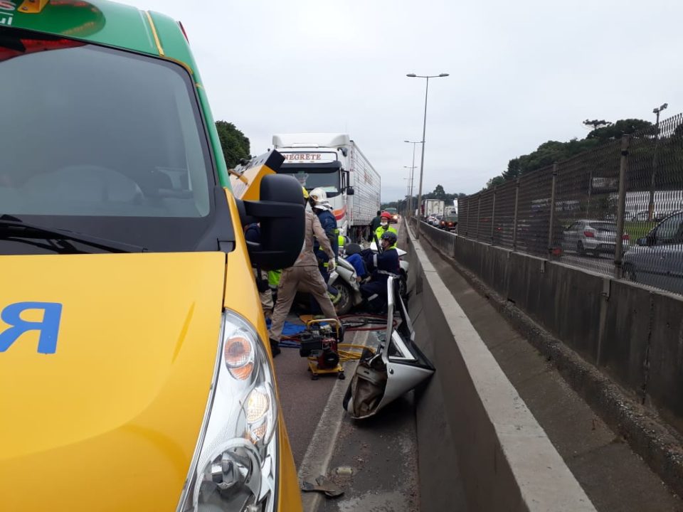 Carro fica prensado entre caminhões e três ficam feridos em rodovia de Curitiba Imagem referente a Carro fica prensado entre caminhões e três ficam feridos em rodovia de Curitiba