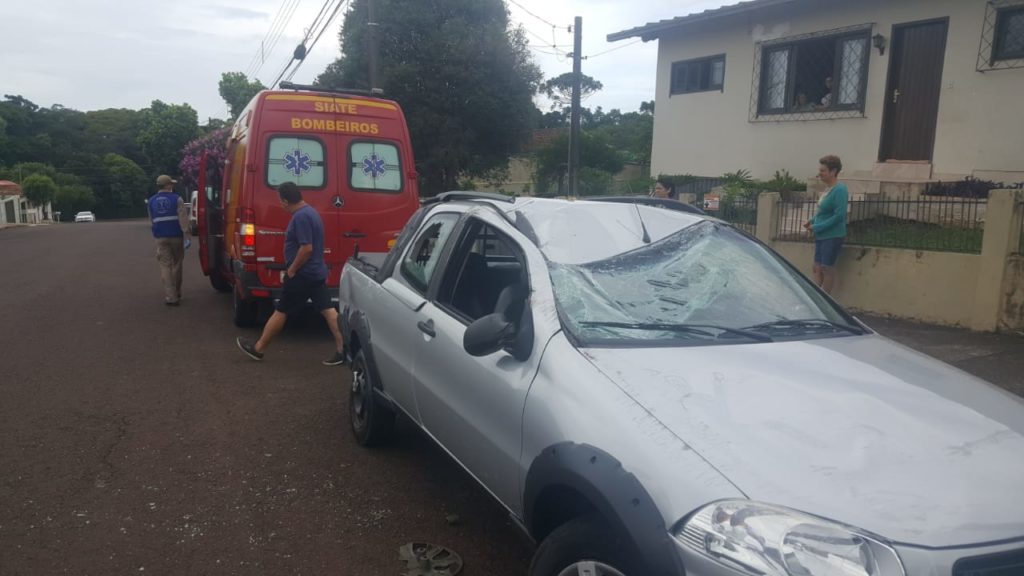 Capotamento deixa homem ferido no Parque São Paulo