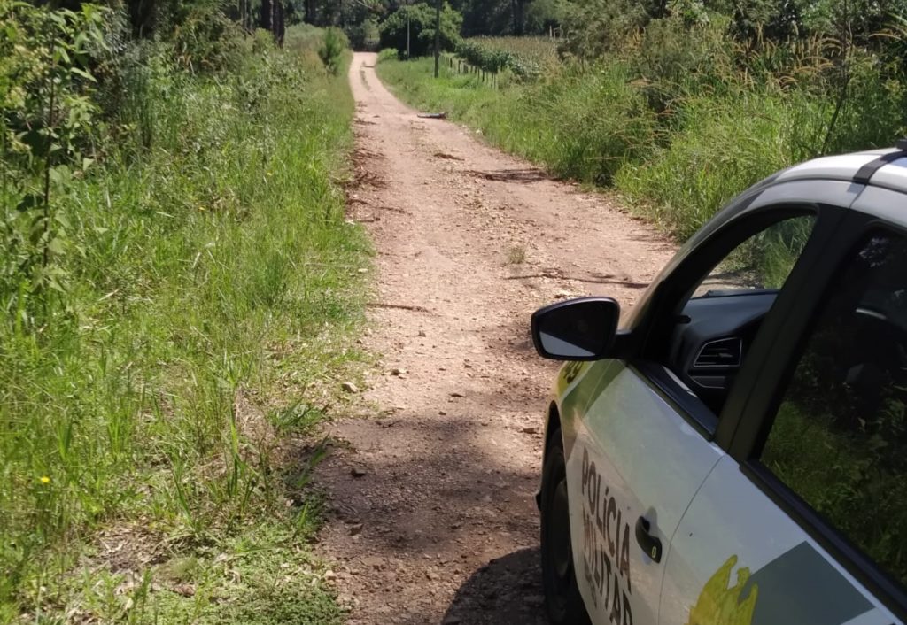 Pescador que voltava para casa encontra homem morto em estrada rural da RMC