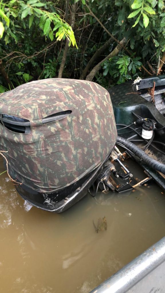 Contrabandista tenta furar o bloqueio do Rio Paraná e acaba colidindo na margem da Ilha Grande