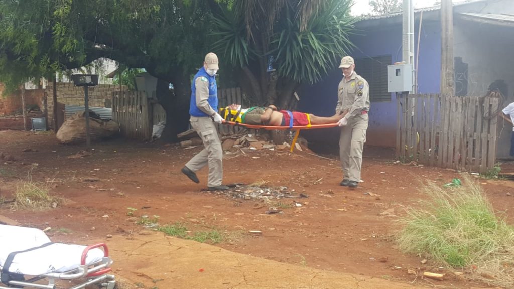 Homem sofre queda de telhado e recebe atendimento do Siate