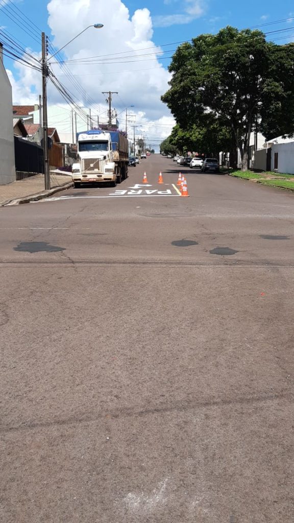 Após acidente com capotamento, Cettrans/Transitar realiza pintura em cruzamento