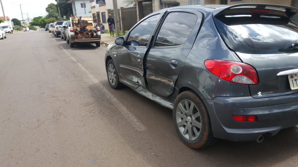 Carros batem em cruzamento do Bairro Coqueiral