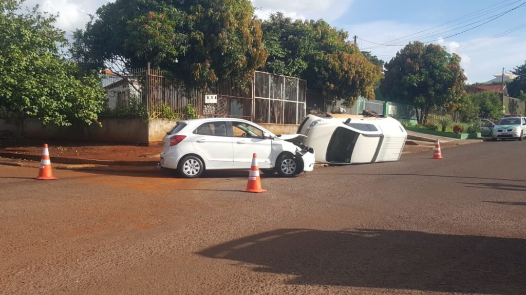 Carro tomba em forte colisão no Bairro Santo Onofre
