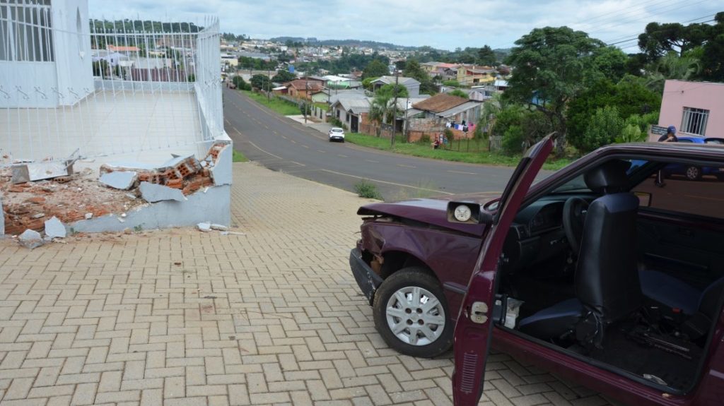 Palmas: após colisão, veículo invade calçada e bate em muro de igreja