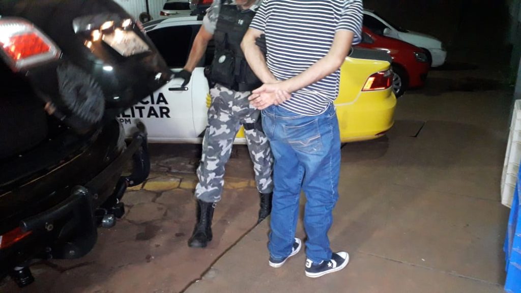 Homem é preso na Av. Brasil com cocaína e munições