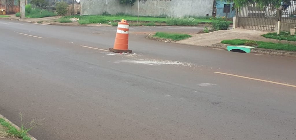 Bueiro sem tampa causa preocupação a moradores na Av. das Pombas