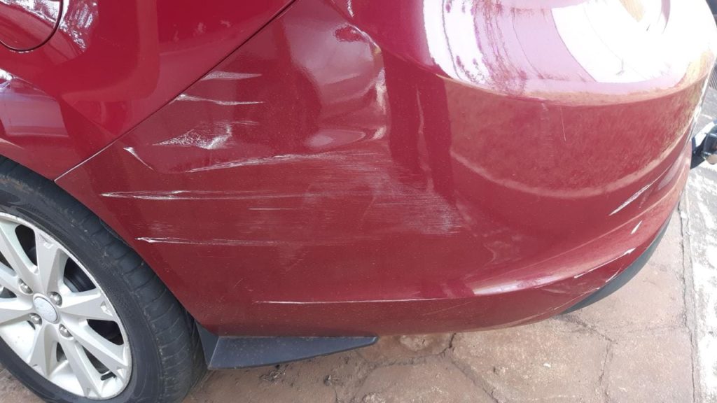Homem procura por motorista que bateu veículo contra o carro dele