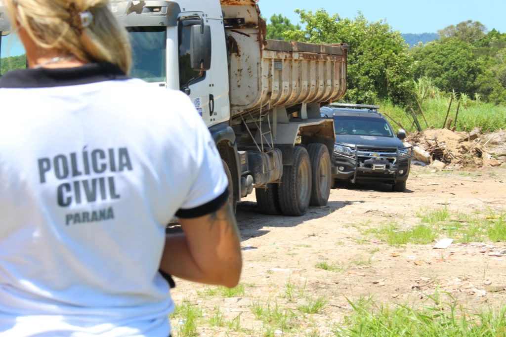PCPR flagra homem descarregando caminhão de lixo em área de preservação