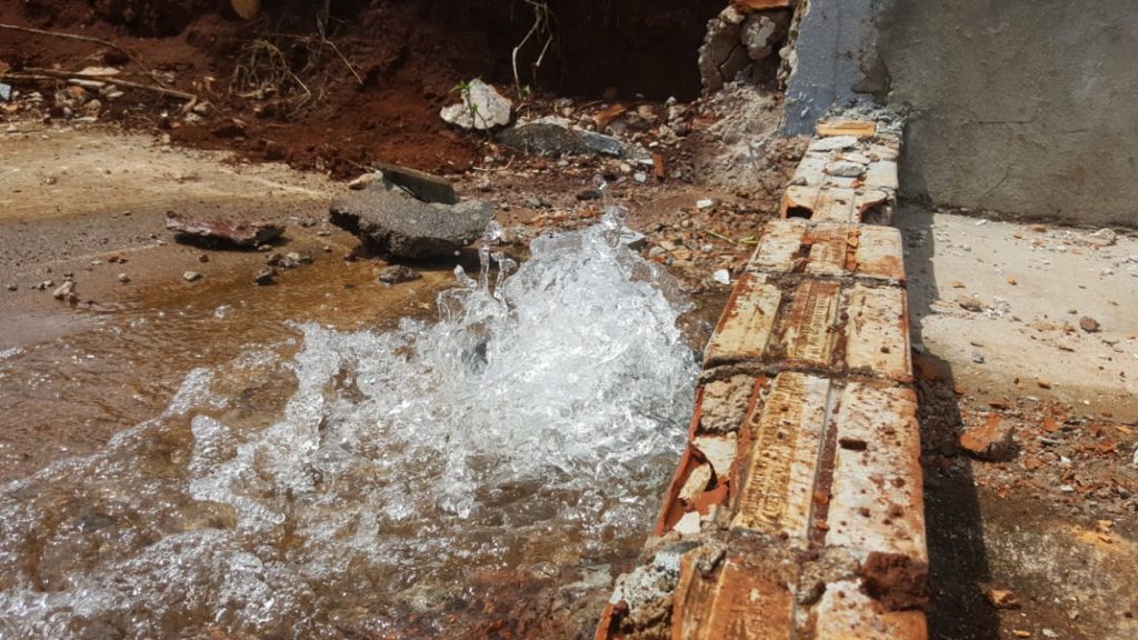 Cano de água estoura e provoca transtornos para vizinhança