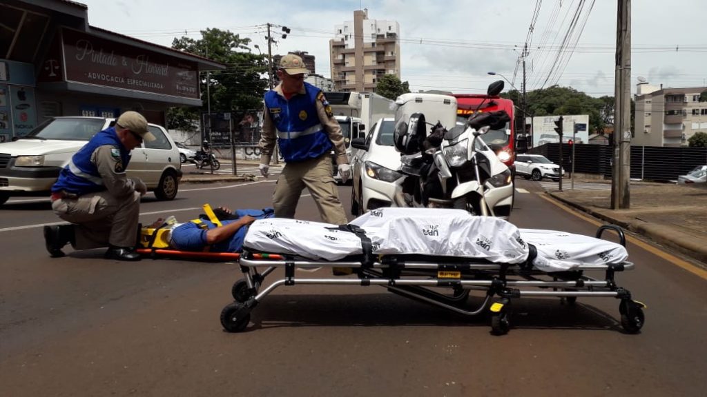Carro e moto batem na Rua Recife