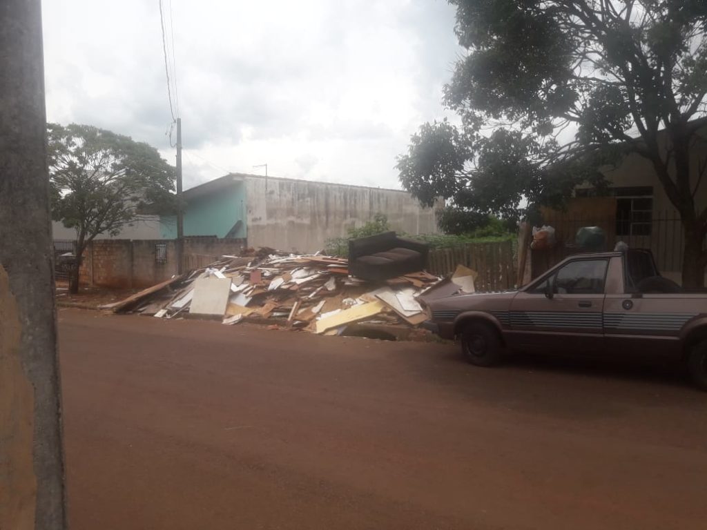 Moradora pede providências no Bairro Esmeralda