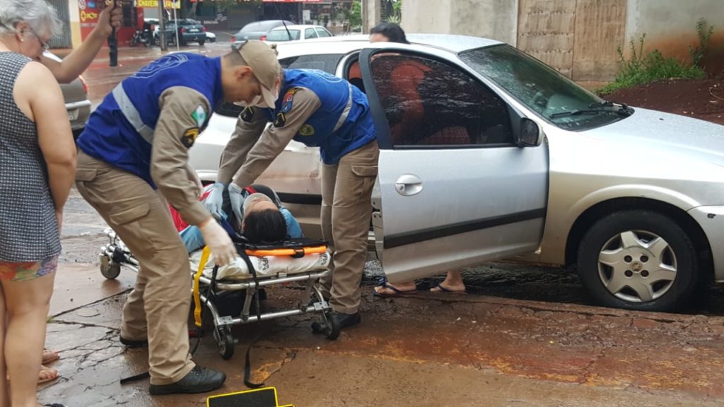 Ciclista se envolve em colisão com carro no Santa Cruz