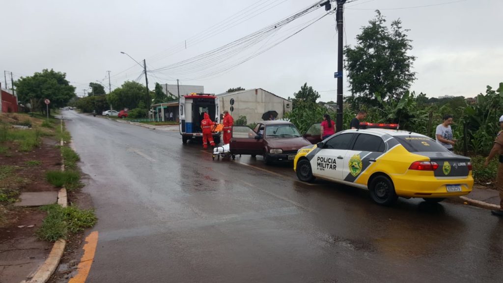 Colisão entre carros deixa duas pessoas feridas no Santa Cruz