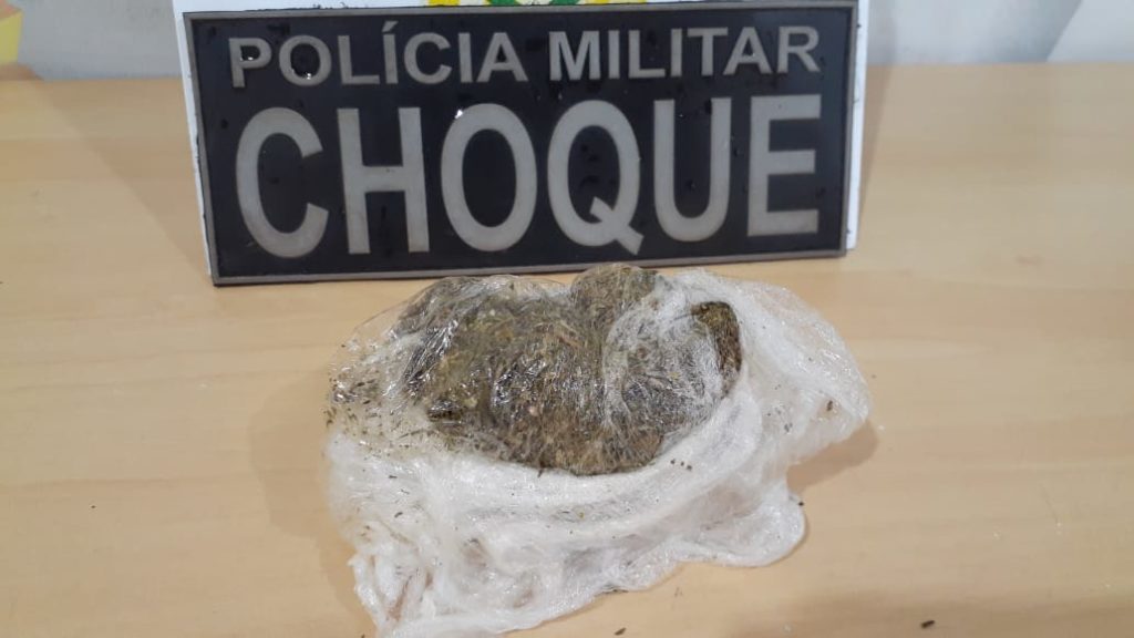 Dupla de adolescentes é flagrada pelo Choque com porções de maconha no Cancelli