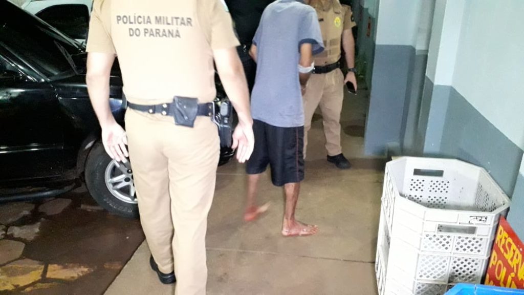 Homem acusado de matar o irmão é levado à Delegacia