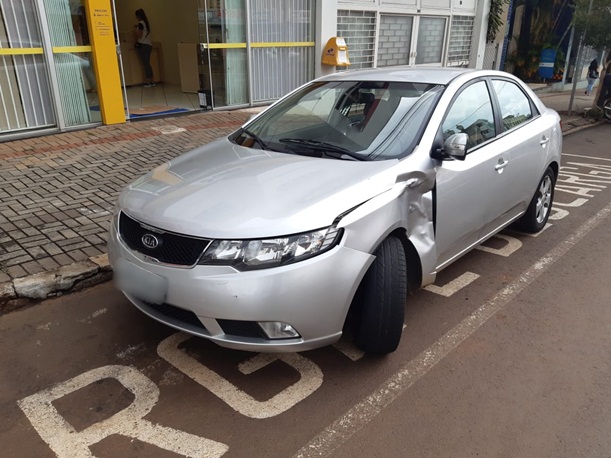 Ocupantes de moto ficam em estado grave após colisão contra carro e floreiras de avenida em Pato Branco Imagem referente a Ocupantes de moto ficam em estado grave após colisão contra carro e floreiras de avenida em Pato Branco