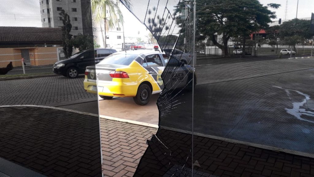 Proprietário chega para trabalhar e se depara com bandidos dentro de academia