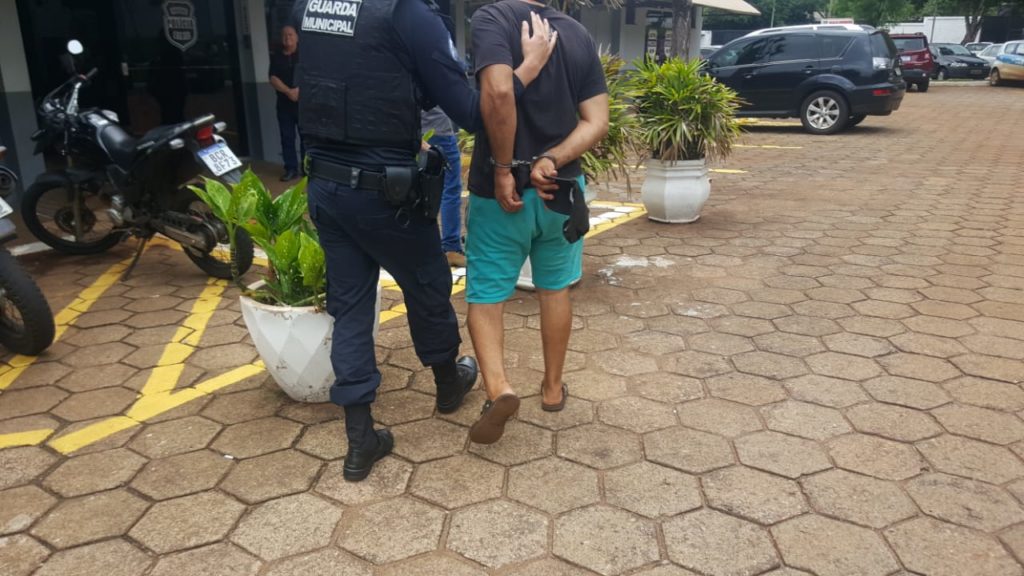 GM flagra homem com cigarros de maconha no centro