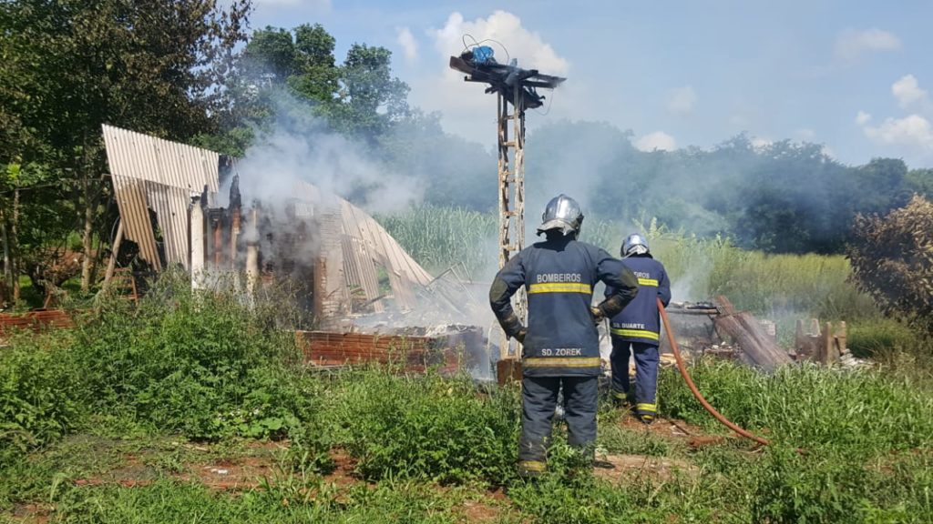 Casa é completamente destruída pelo fogo no Distrito de São Salvador