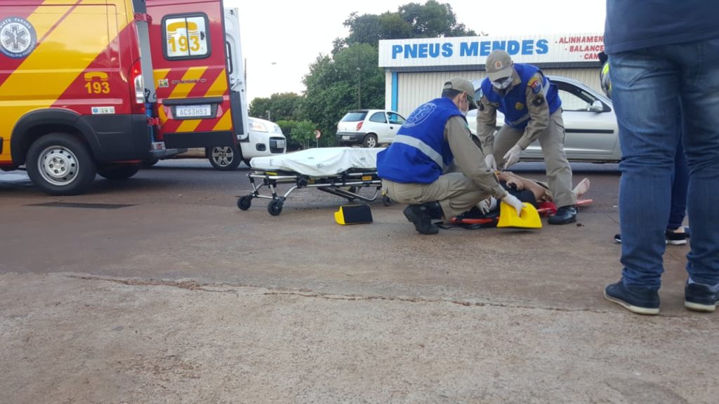 Empinando moto, homem atinge veículo e sofre queda na Av. Piquiri