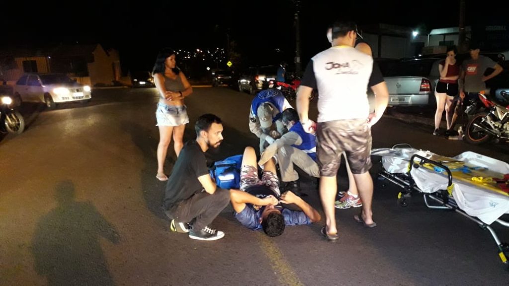 Motociclista sofre grave ferimento na perna em colisão contra carro na Rua Altemar Dutra