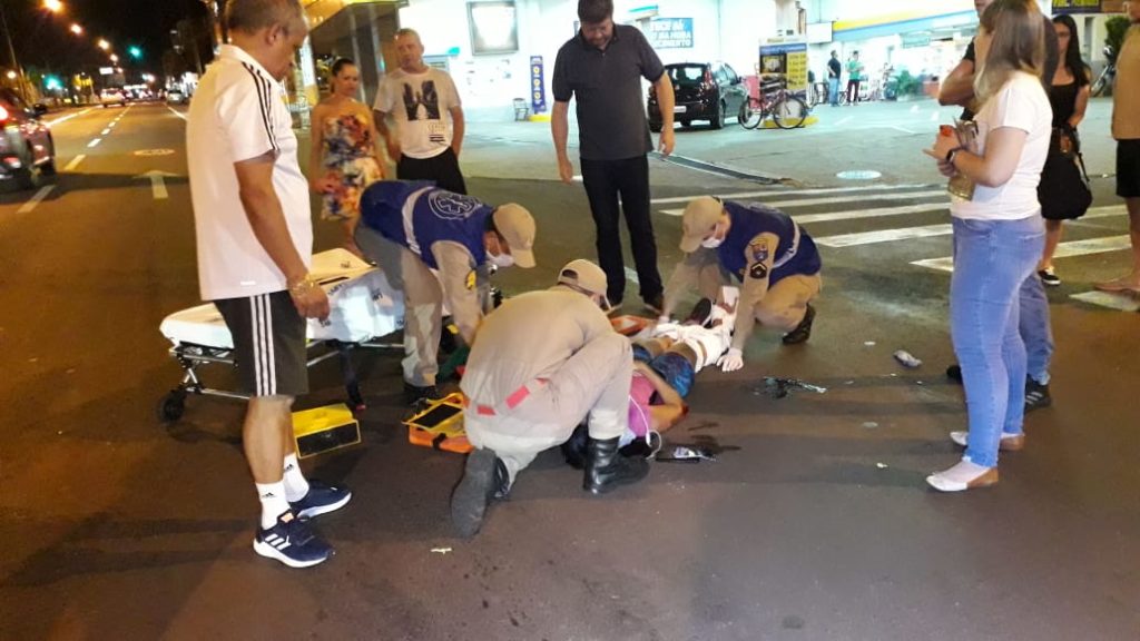 Grave acidente: motorista foge após atropelar ciclista na Avenida Brasil, no Centro