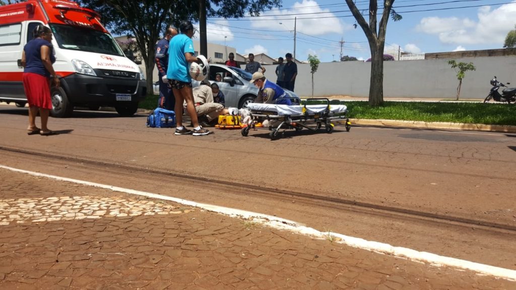 Mulher é socorrida após cair de moto na Avenida Rocha Pombo