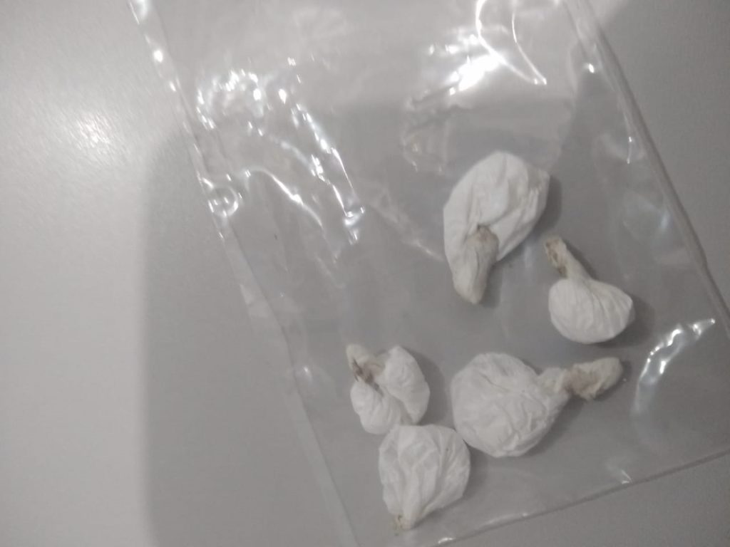 GPOM detém jovens que tentaram fugir de abordagem; o garupa portava buchas de cocaína
