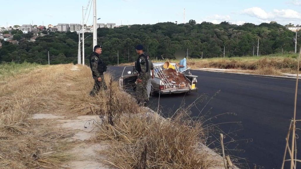 Descartando lixo de forma irregular, homem é flagrado pela Patrulha Ambiental no Loteamento Santa Fé