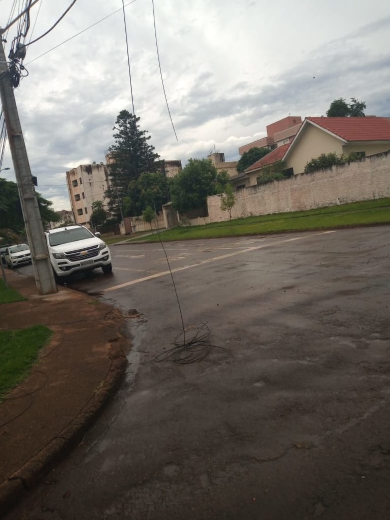 Internauta reclama de fios caídos em cruzamento do Coqueiral